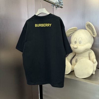 Burberry 春夏限定款，定制织梦雅韵罗纹棉 质感细腻 舒适贴肤 以纯黑之色 诠释着优雅 标志性地标识跃然衣上 低调却醒目 彰显独特身份与魅力 凸显肩部线条
