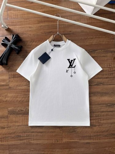 lv 2025夏装新款男女同款短袖T恤，！定制专属纯棉面料，定制原版工艺螺纹，胸前重工字母Logo工艺设计！简约大方，从容百搭，档次极高，完美融入时尚还有风情感