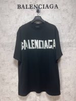 balenciaga巴黎世家 顶级版本1:1官网品质 美纹胶带短袖T恤 面料颜色 官网同步 克重260G 原版订染前幅采用椭圆机丝网+数码直喷一体化机器打印 进