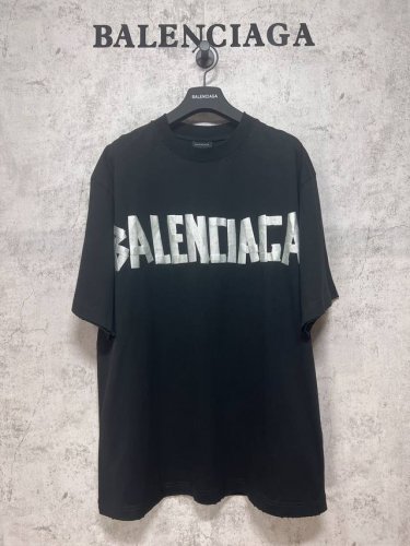 balenciaga巴黎世家 顶级版本1:1官网品质 美纹胶带短袖T恤 面料颜色 官网同步 克重260G 原版订染前幅采用椭圆机丝网+数码直喷一体化机器打印 进