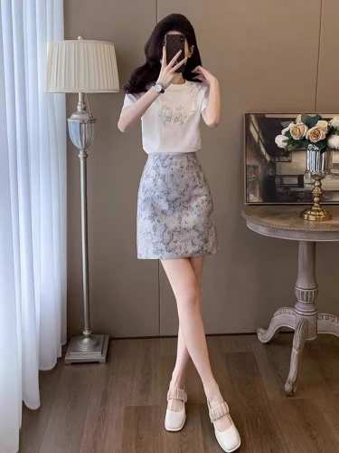 码数：S-M-L-Xl-Xxl 颜色：白色~灰色 面料：棉~聚酯纤维 描述： 新中式风气质刺绣短袖上衣，时尚个性潮流穿搭 简洁抽褶衣身设计，短款贴身版型，隐藏赘