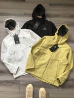 Kailas丨凯乐石 徽标Logo胶印男女款 防风防水连帽冲锋衣夹克外套. 颜色：灰白 黄绿 黑色 . 材质：防风防水聚酯纤维. 尺码： M L Xl 2Xl