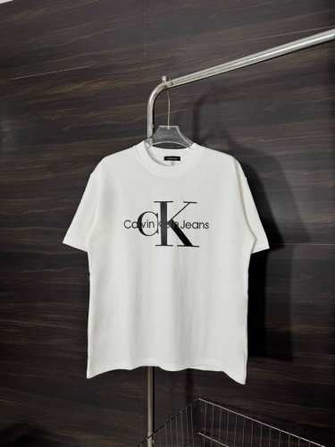 款号：He241 Calvin Klein-Ck胸前字母刺绣印花大标圆领短袖 面料采用2 克双股双纱纯棉面料，手感舒适柔软，上身舒适透气，领口采用同缸同色罗纹，