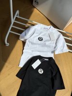 供 Lululemon露露乐蒙 胸口小Logo 休闲圆领套头短袖T恤 男女同款 黑色 白色 Xs~L 顶级版本，原版260G双纱面料，预缩处理，亲肤舒适，垂坠有