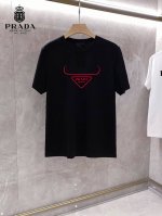 普拉达 2025最新男士高端好货，胸前字母徽标印花图案增添活力感！最经典一目了然的干净与纯粹的结合.必入款推荐！选用双股丝光面料制成 纹理清晰，尽显高端奢华品质