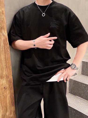 巴宝莉 圆领刺绣短袖T恤元素性的Logo徽章凸显休闲时尚魅力,依然独领时尚风骚 客供高支弹力纯棉面料,平整匀称的针织轻薄清爽,柔软舒适,透气性极佳.简洁而富有独