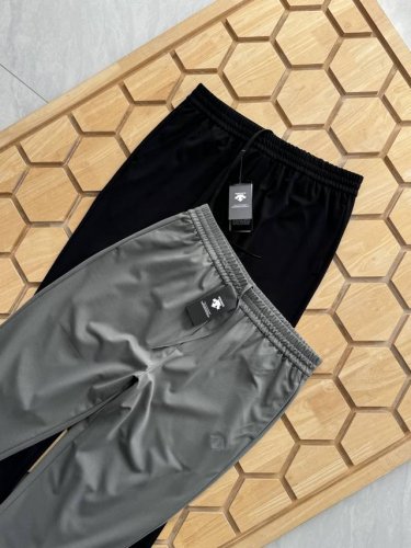 descente迪桑特Essential系列男士针织运动长裤夏季新品 面料与功能：采用凉感针织面料，轻质舒爽、透气凉感，具备Upf140+防晒功能。设计亮点：4