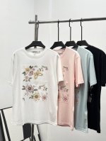 2025新品上架圆领刺绣钉珠 Tee 定制 Yb 原生全棉材质 透气舒适 质感十足 常规T恤裁剪 凸显品牌格调采用克重纯棉制成 略带有弹力呈现显瘦视觉效果 胸前