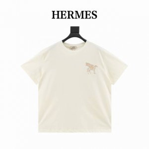 Hermes 爱马仕 飞马刺绣圆领短袖 触及到心底的温暖 今年H家的秋冬最新款，胸口经典飞马刺绣！客供棉质纤维纱线材质精心制作，当它贴身的第一瞬间，完全是零压力