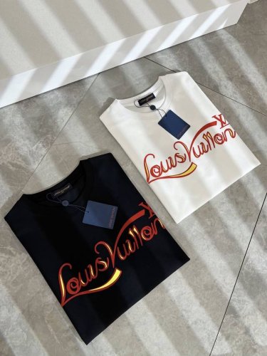 louisvuitt*路易*登 2025春夏全新系列单品上线，非常时髦前卫的一款男女同款短袖T恤，标识Logo图案压胶修饰！区别于以往的不同，宣示品牌传承多年的