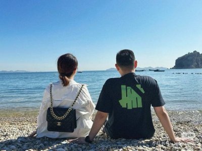 上新 款号: 680# Undefeated五条杠经典落肩宽松短袖男女同款 260G全棉双纱面料定染同色螺纹 胸前数码直喷印花 前后胸立体裁剪 双层面料缝合 定