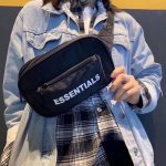 上新 高品质 Fear Of God Essentials复线单肩包 高阶元素满满 Fog单肩斜挎胸包小挎包 腰包 简约设计 面料采用290D尼龙复合牛津材质