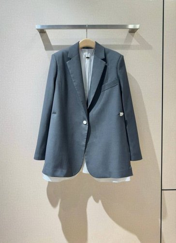 por*T*S 1961 2025Aw知性西服外套 系列出品低调不张扬的外套 经典大气翻领西装，灰色拼接白色内里，面料坠垂有质感侧边做到开叉工艺，版型立体剪裁有