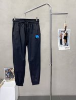 Burberry巴宝莉独家专供新款春夏休闲裤 高端版本！专柜定制面料 透气舒适度高，细节无可挑剔，品牌元素设计理念，体现高品质。手感细腻柔软！呈现休闲裁剪，上身