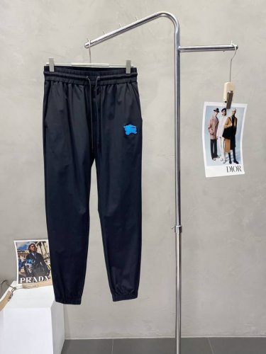 Burberry巴宝莉独家专供新款春夏休闲裤 高端版本！专柜定制面料 透气舒适度高，细节无可挑剔，品牌元素设计理念，体现高品质。手感细腻柔软！呈现休闲裁剪，上身
