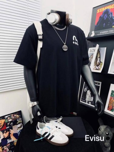 上新 Evisu 福神夏季新品达摩佛头印花男女休闲短袖T恤 不得不推荐一款非常受欢迎的硬货！夏季你需要这样一件超百搭的T恤 大幅印花采用双幻彩金色调调 奢华升级