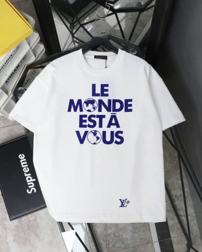louis Vuitton 路易威登Lv 2025新款植绒字母标语短袖 Louis Vuitton，法国路威酩轩集团-Lvmh旗下品牌，著名奢侈品箱包和皮具品牌