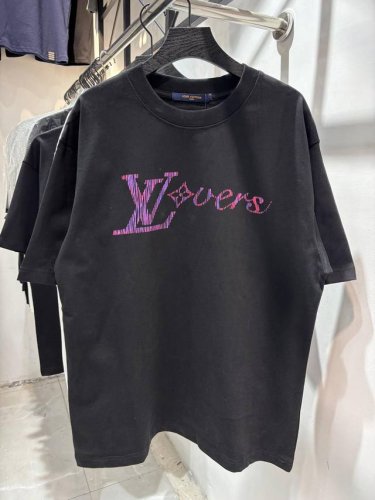 款号：Zmr67# Lv 路易威登彩虹渐变立体印花短袖T恤 280克纯棉双砂面料 所有面料均已提前做过缩水 品质第一 所见即所得 不会洗一次版型就有所变化的 区