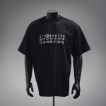 Maisonmargiela 马吉拉 25Ss 数字3字母印花短袖T恤 Logo标识精致升级，灵感源自八十年代复古原版面料官方同款短袖T恤 定制280克同缸染面