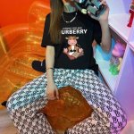 上新！Burberry巴宝莉牛年个性小牛短袖T恤！ 今年不可错过的经典印花棉质Tee,上身很洋气显瘦内搭外穿都看 高密针织圆领设计，平整简约！亲肤透爽！T恤面料