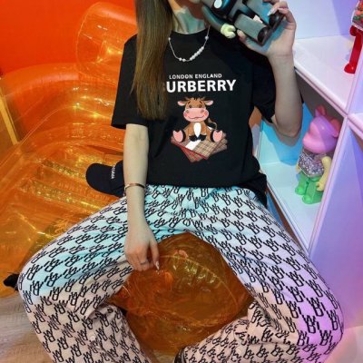 上新！Burberry巴宝莉牛年个性小牛短袖T恤！ 今年不可错过的经典印花棉质Tee,上身很洋气显瘦内搭外穿都看 高密针织圆领设计，平整简约！亲肤透爽！T恤面料