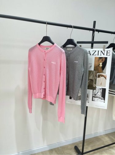 m镂空单排扣圆领针织开衫 ，面料：天丝棉 颜色：粉色、灰色 Miu25春夏新款 崁花徽标字母镂空提花针织开衫上衣出货 白富美必入神器 万能百搭修身版型超显瘦 进