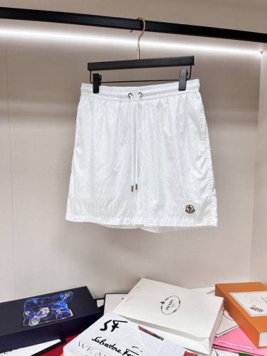 主推 Moncler 爆款休闲提花短裤新增白色 蒙口这款简约休闲款式打造休闲与个性兼备的时髦单品奢华经典品牌Logo设计 腰围工艺螺纹围接 身穿着非常舒适低调不