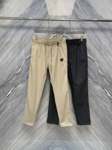 春夏新品原厂订单拉达三角金属徽章直筒休闲棉质长裤，是本季必备的时尚单品，融合了舒适与优雅，这条长裤选用了高品质棉质材料，柔软透气，适合各种场合穿着。无论是日常休
