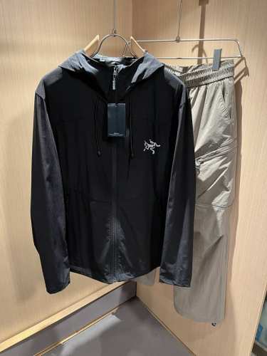arcter*X始*祖鸟 2025春夏新款男女同款夹克外套，户外品牌可能大家第一想到的就是加拿大鹅、始祖鸟。给人一种标签试的感觉！除了在款式设计上颇有造诣之外，