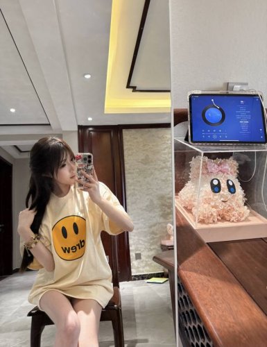 新品上新 Drew 笑脸印花短袖 高级定制 Drew这件奶油杏色太好看了 这个颜色不管是卫衣还是短袖都是热卖款 好看的嘞 拍照也特别好看呀 家最值得入手的一个款