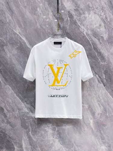 lv 2025春夏新款首发专柜最新款短袖圆领T恤 高端订制 设计前卫时尚！品牌Logo重工艺设计 高端定制丝光云朵棉面料.手感柔软.穿着舒适.专柜级别精致车线.