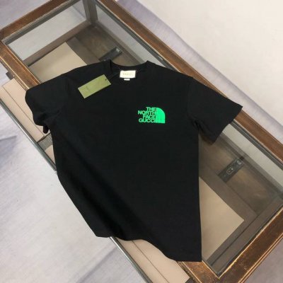 agucci 古驰&北面联名款，2025春夏新品，情侣款T恤，时尚休闲圆领短袖，采用进口原版科技面料，荧光绿印花工艺字母图案Logo，独特设计，档次极高，舒适透