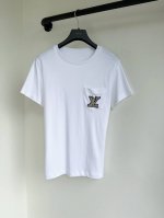 Louis25春夏新款链条重工印花字母图案圆领短袖T恤出货定制印花图案字母工艺呼应时髦且洋气 最新25早春限定系列圆领短袖 定制面料质感超级赞四季百搭的单品！宽