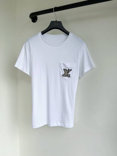 Louis25春夏新款链条重工印花字母图案圆领短袖T恤出货定制印花图案字母工艺呼应时髦且洋气 最新25早春限定系列圆领短袖 定制面料质感超级赞四季百搭的单品！宽