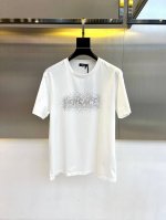 范思哲 2025春夏全新系列单品上线 非常时髦前卫的一款男女同款短袖T恤 醒目的Logo图案修饰 重工烫钻 区别于以往的不同 宣示品牌传承多年的设计理念 其吸睛