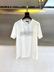 范思哲 2025春夏全新系列单品上线 非常时髦前卫的一款男女同款短袖T恤 醒目的Logo图案修饰 重工烫钻 区别于以往的不同 宣示品牌传承多年的设计理念 其吸睛