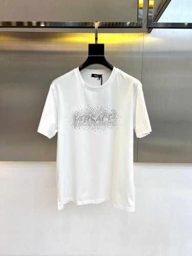 范思哲 2025春夏全新系列单品上线 非常时髦前卫的一款男女同款短袖T恤 醒目的Logo图案修饰 重工烫钻 区别于以往的不同 宣示品牌传承多年的设计理念 其吸睛