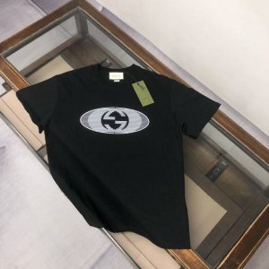 Agucci 古驰 2025春夏最新款短袖T恤，男女同款定制专属纯棉面料，定制原版工艺螺纹，胸前印花字母Logo点缀！简约大方，从容百搭，档次极高，完美融入时尚
