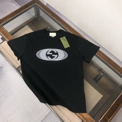 Agucci 古驰 2025春夏最新款短袖T恤，男女同款定制专属纯棉面料，定制原版工艺螺纹，胸前印花字母Logo点缀！简约大方，从容百搭，档次极高，完美融入时尚