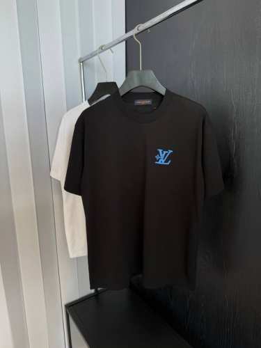 Lv 2025Ss春夏新款短袖 全棉平纹面料打造 再洗水定型 磨破工艺 前胸刺绣工艺 高品质 手感柔软 定制面料 做工精细 男女同款 黑色 白色 S M L X