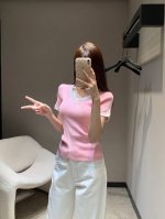 chane*25M春夏新款 微标修身针织短袖上衣丨独家高版出品！弹力舒适 透气好穿 撞色形成勾勒效果 胸前双C字母徽标装饰 复古风格强烈 修身版型 突显身材 风