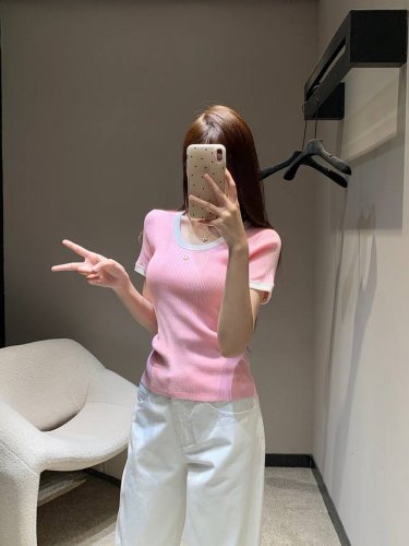 chane*25M春夏新款 微标修身针织短袖上衣丨独家高版出品！弹力舒适 透气好穿 撞色形成勾勒效果 胸前双C字母徽标装饰 复古风格强烈 修身版型 突显身材 风