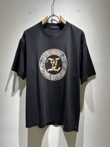 louisvuitt*路易*登 2025春夏全新系列单品上线，非常时髦前卫的一款男女同款短袖T恤，标识Logo图案压胶修饰！区别于以往的不同，宣示品牌传承多年的