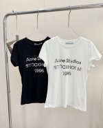 品名：Acn* 经典1996系列正肩麻棉短袖T恤 尺码：S.M.L 颜色：白色 黑色 Acn*的修身小T好显瘦，妥妥展现身材的小短袖，穿腻了肥肥大大地闭眼入就好