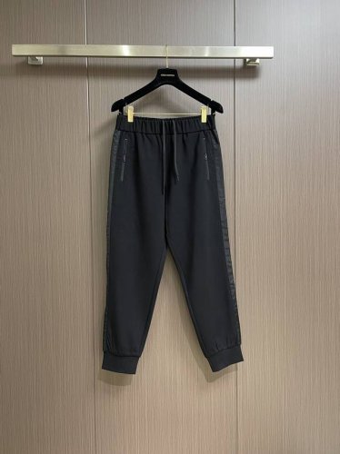 prada 弹力尼龙侧边织带长裤 科技创新织物邂逅正装廓形与工艺，造就崇尚矛盾对立的服饰系列，折射prada的本质精髓。这款弹力科技织物长裤饰以精致细节，阐释品
