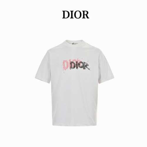 dior 迪奥 24Ss 手绘涂鸦字母印花短袖 280克双纱面料，手感超级柔软舒适，结合休闲风范与现代风格。采用 %棉精心制作，此款前后幅的工艺采用了刷漆似的涂