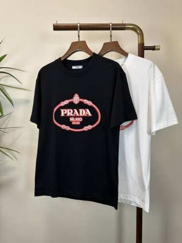 pra 普拉达 2025新款 圆领 短袖 T恤 高端版本！专柜定制面料 透气舒适度高，细节无可挑剔，品牌元素设计理念，体现高品质。手感细腻柔软！呈现休闲裁剪，上
