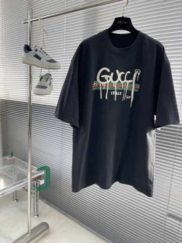 Gucc 2025春夏最新品，专柜同步有售，原单狠货，时尚休闲圆领短袖T恤，350G进口原版面料，上身舒适透气，顶级印花工艺字母图案装饰Logo，档次极高，舒适