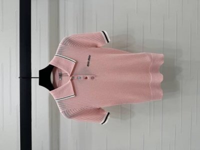 上新原单高端品质 Miumi*2025春夏最新系列！针织短袖！定制羊毛纱线织造 弹力舒适 质感十足 翻领Polo上衣裁剪 上身呈现休闲慵懒的穿搭格调 通体竖坑条