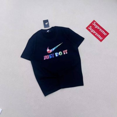 nike 耐克男女情侣款圆领纯棉T恤 颜色:黑色 白色 尺码: M～2Xl 这款耐克系列T恤是艺术家重新演绎的进口3D印花机 采用230克双纱纯棉面料 极具立体